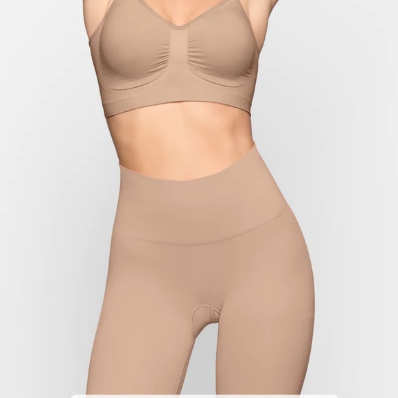 Skims seamless sculpt butt enhancing shorts open crotch - Picture 5 of 8